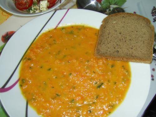Möhrencremesuppe und Tomaten-Mozzarella-Salat