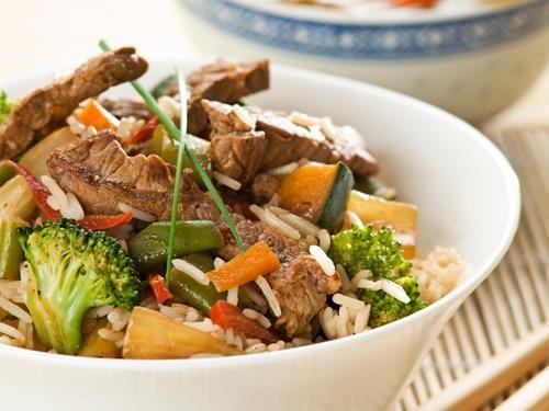 Chinesische Reis- oder Nudelpfanne mit Rindfleisch und Gemüse