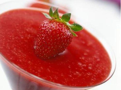 Eisgekühlte Erdbeergazpacho